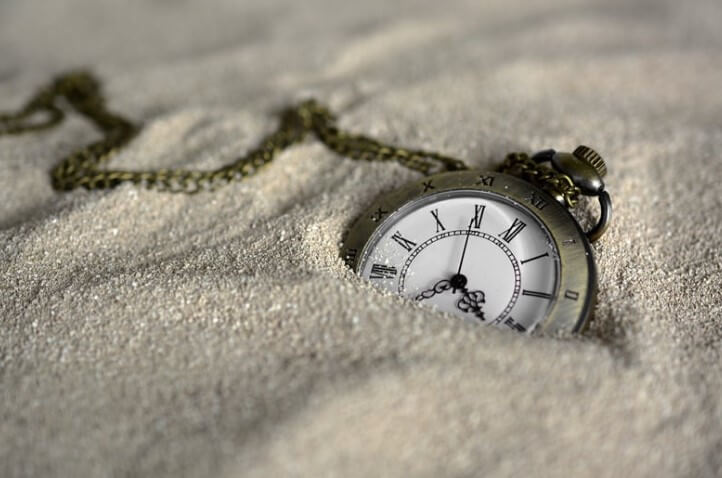 שעון כיס של פעם טמון בחול