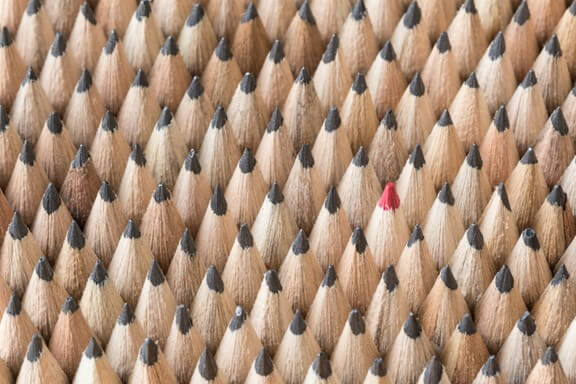 קצות עפרונות שחורים, אחד מהם אדום